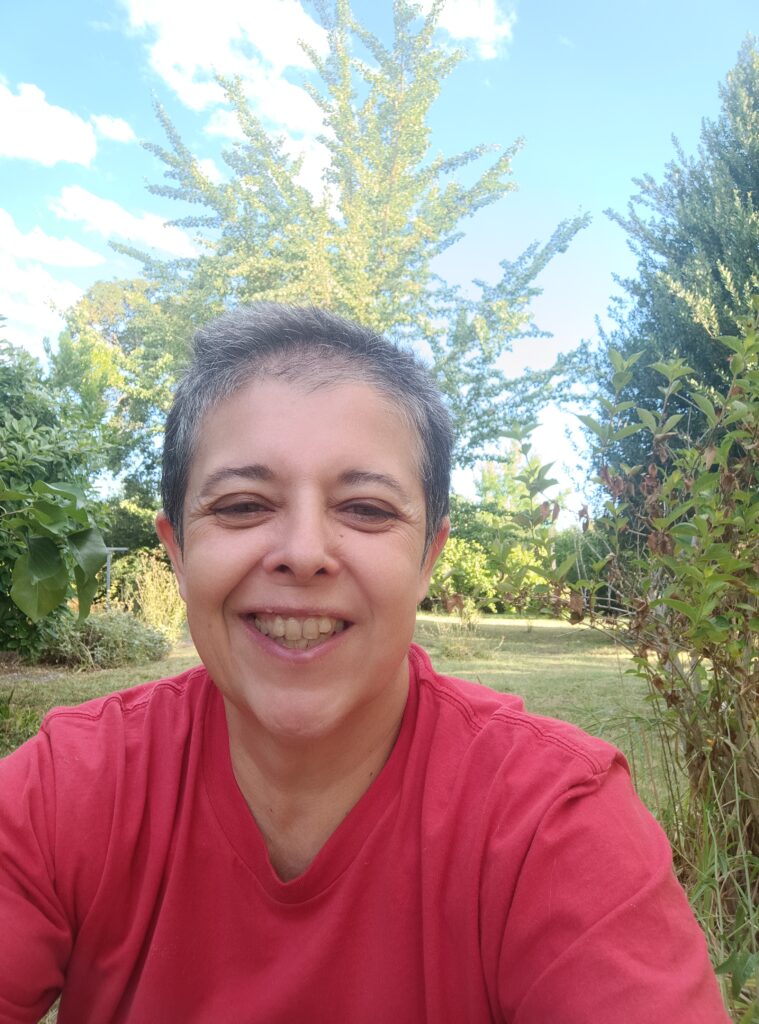 Sara Leoncini in un giardino. Selfie nella pagina Curriculumvitae Europeo. 